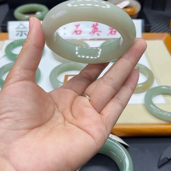 未镶嵌手镯石英质玉雪*
