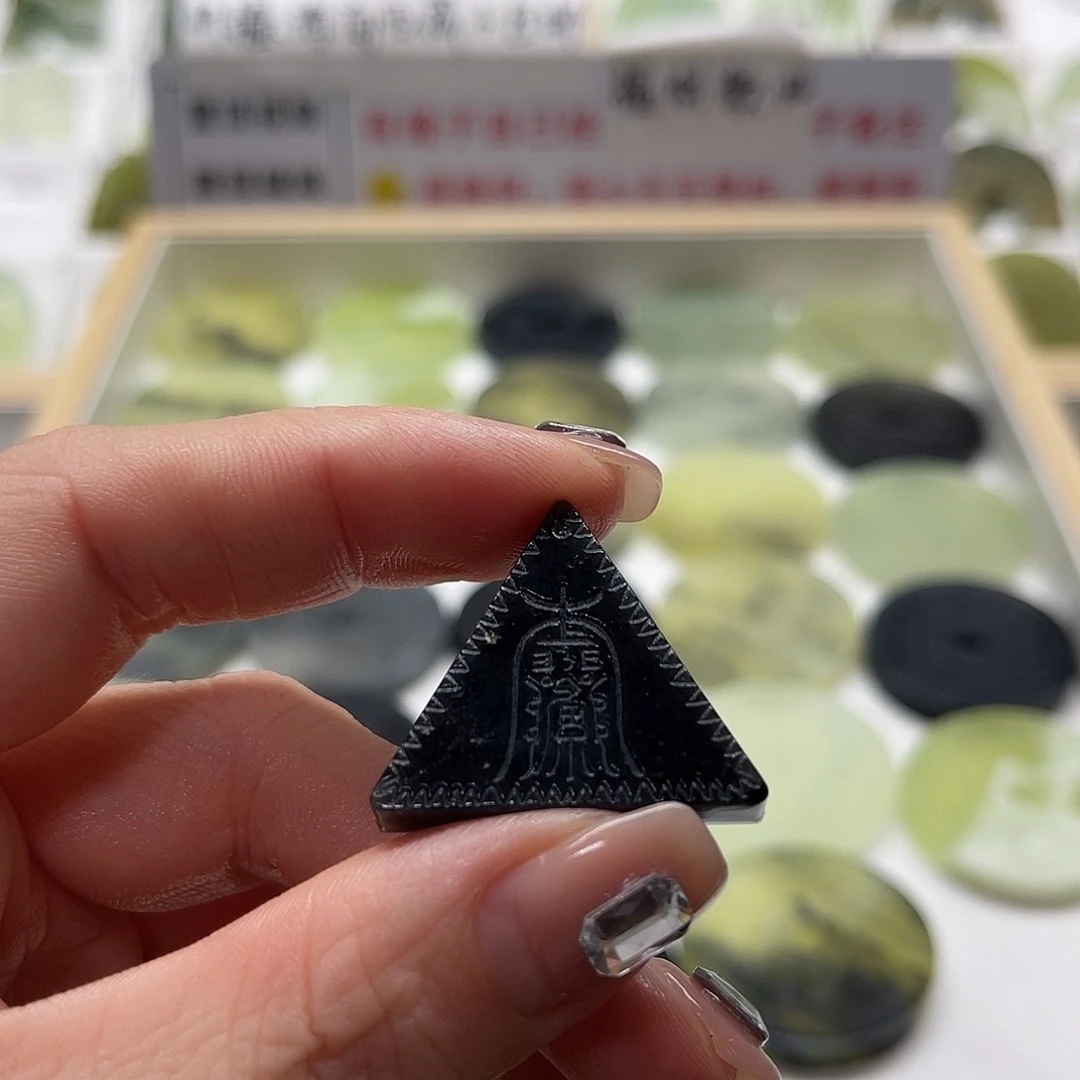 未镶嵌蛇纹石玉颈饰随机发