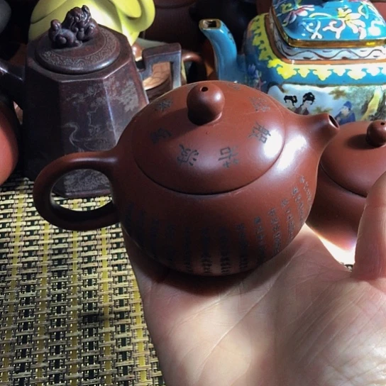 紫砂茶壶原矿泥料手工制作的紫砂壶。