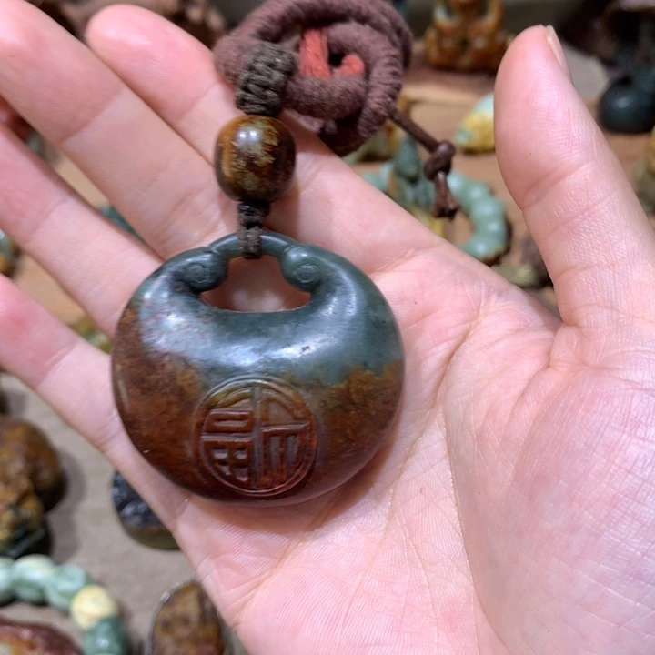 未镶嵌岫岩河磨玉（透闪石质玉）挂件