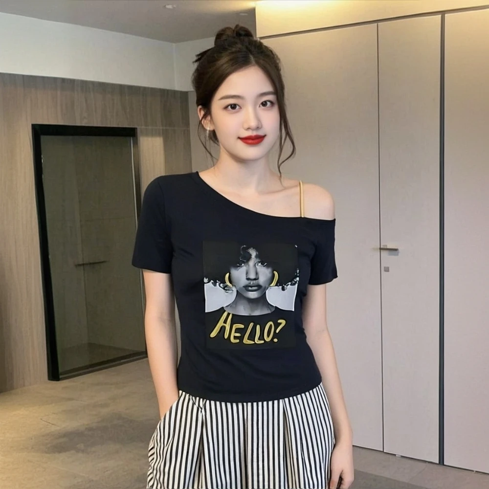 『海报撞色』2025夏季美式女孩印花斜肩领短袖T恤上衣女