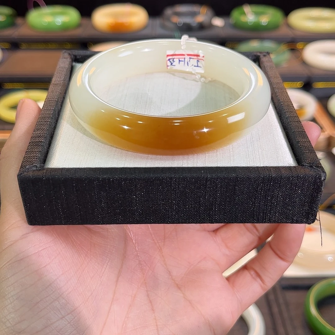 和田玉未镶嵌手镯油沁底红油糖