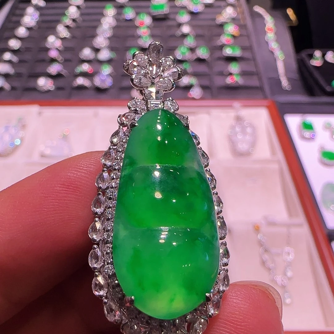 翡翠18K金镶嵌颈饰