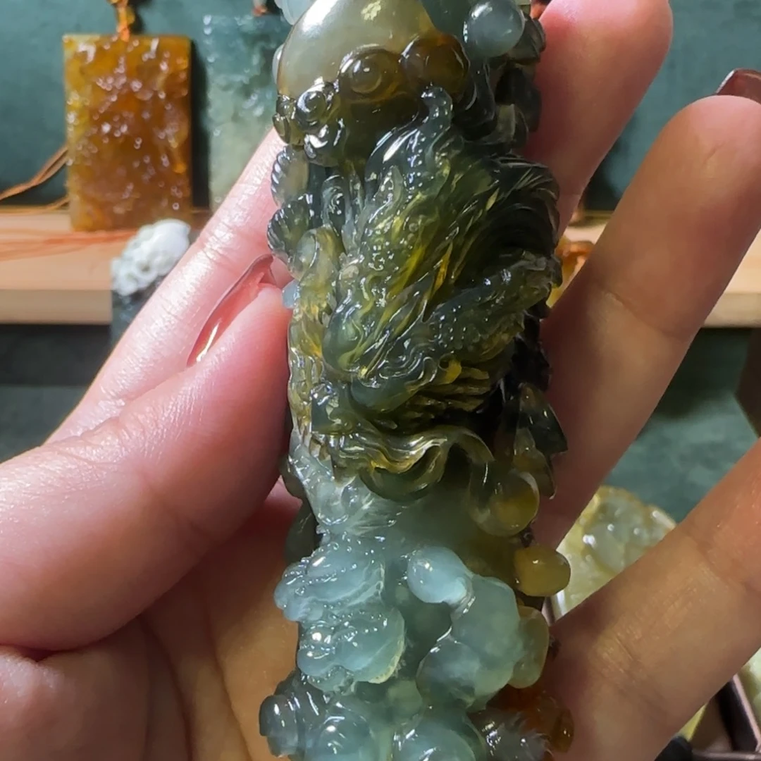 蛇纹石玉颈饰合金龍*?