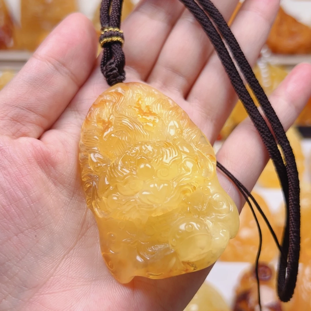 蜜蜡未镶嵌颈饰龙牌
