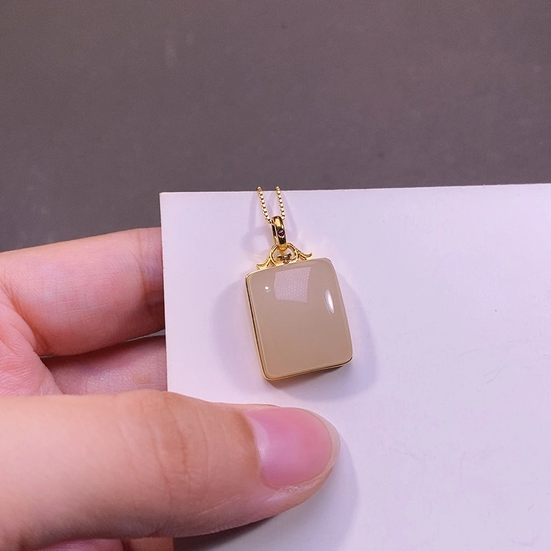 果****颈饰18K金镶嵌和田玉