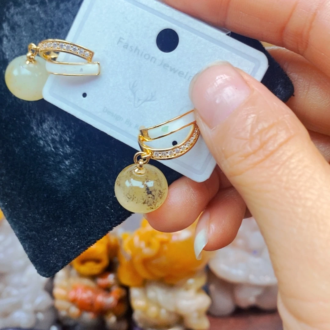 未镶嵌石英质玉（黄龙玉）颈饰