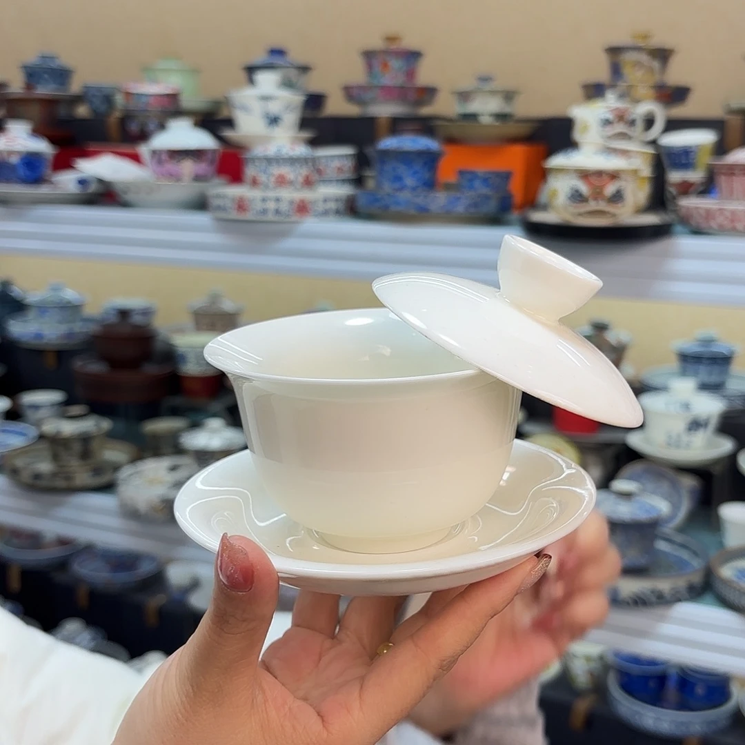 盖碗里放上适量水烧至