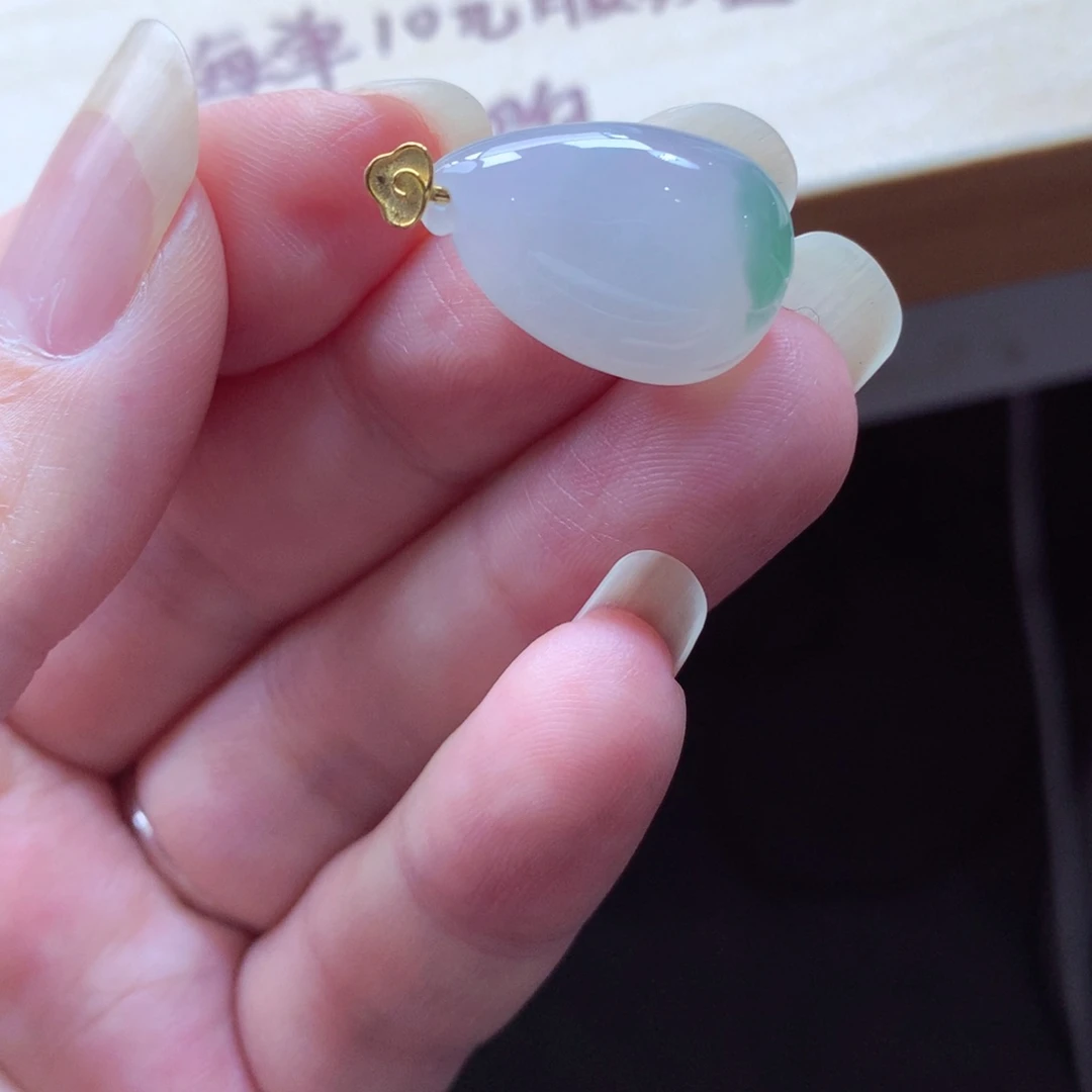 翡翠颈饰18K金镶嵌吊坠