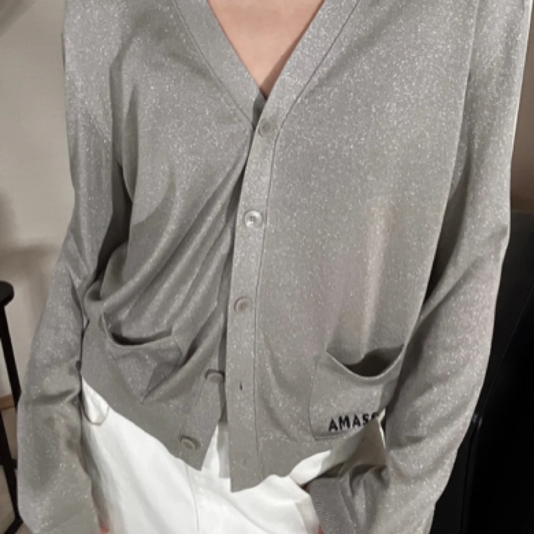 AMASS/阿玛施【惬意时光】简约V领小口袋字母点缀细闪针织衫548025