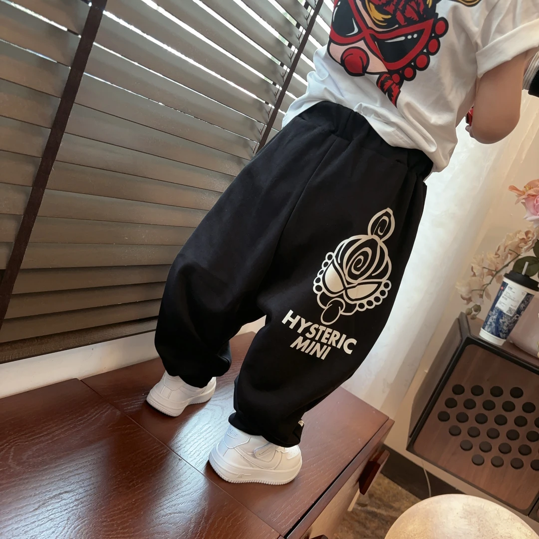 濮六六童装 男女童日子超超奶嘴刺绣头像侧边英文字母大PP裤垮裤