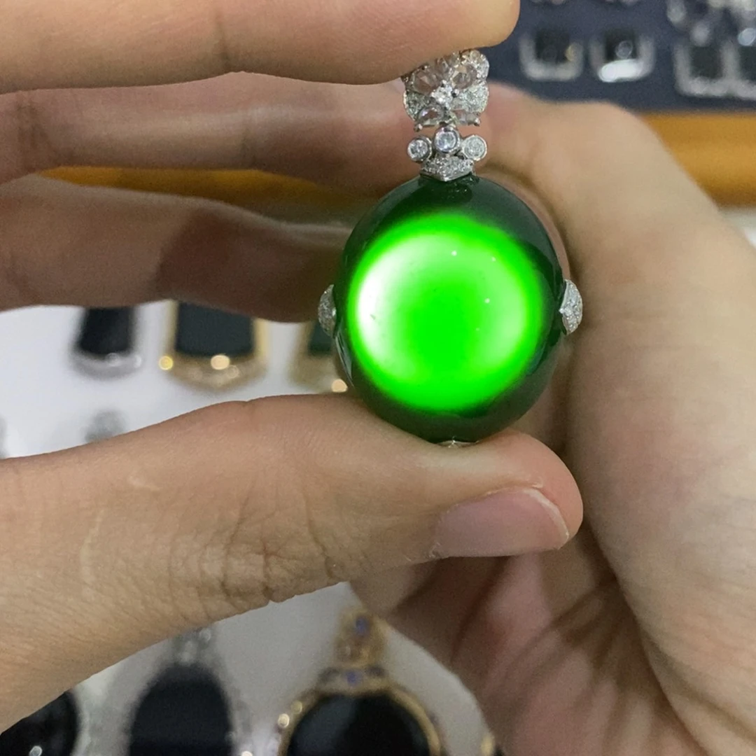颈饰18K金镶嵌翡翠