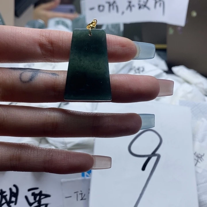 翡翠颈饰未镶嵌逍***@福利