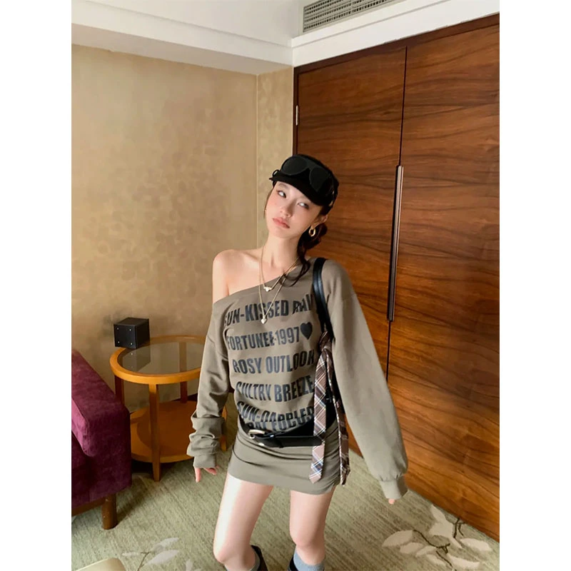 2025早秋新款美式辣妹斜肩长袖卫衣连衣裙女字母印花捏褶包臀裙子