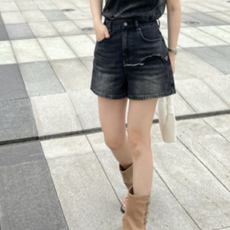 【店铺同款】LIVELY.YAN俪妍 灰色牛仔短裤