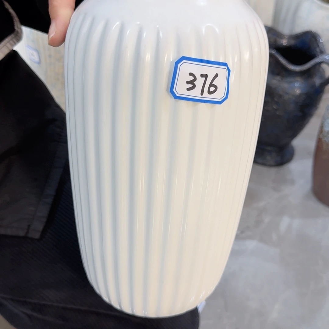 瓶376号白色陶瓷高25厘米微瑕一个