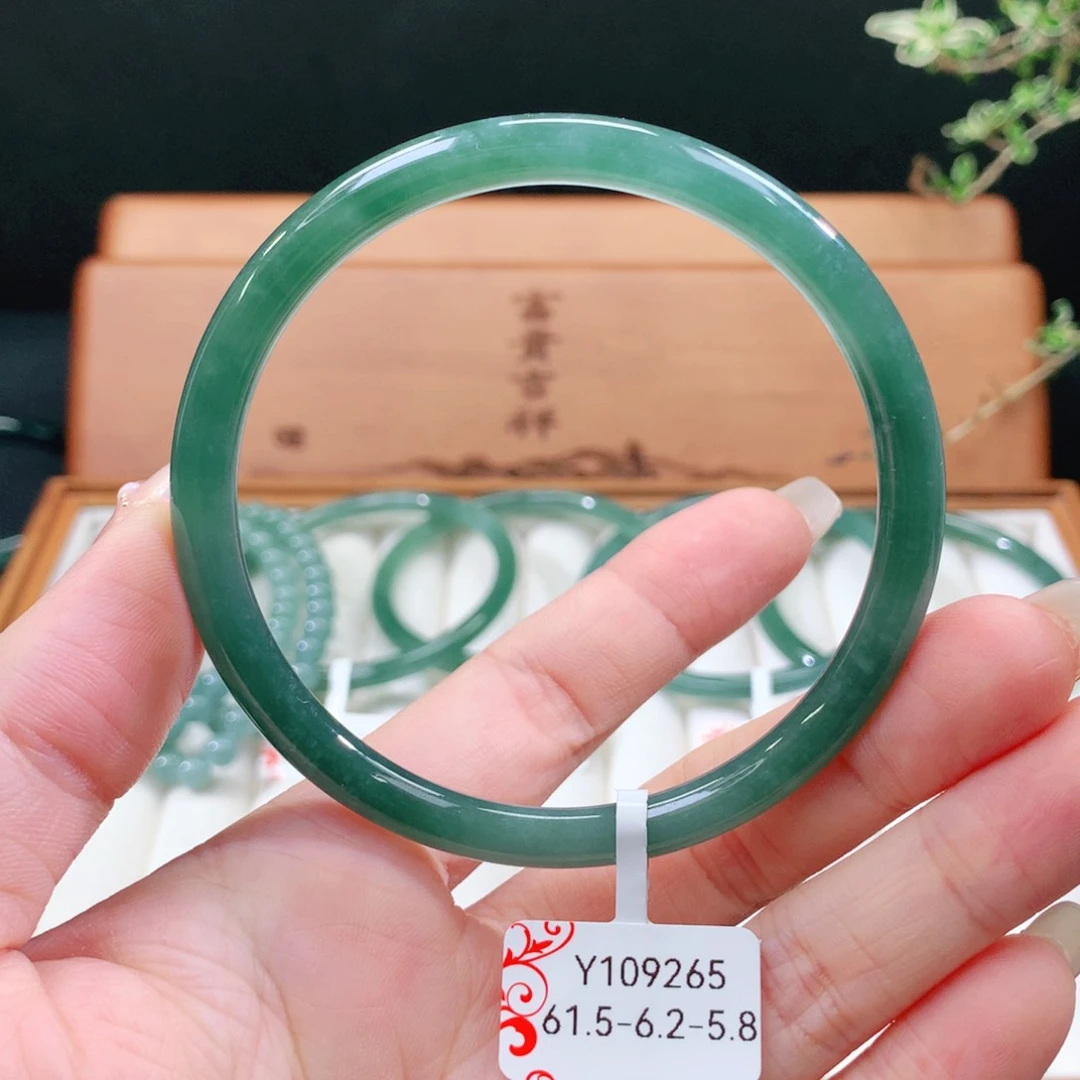 翡翠手镯未镶嵌天然