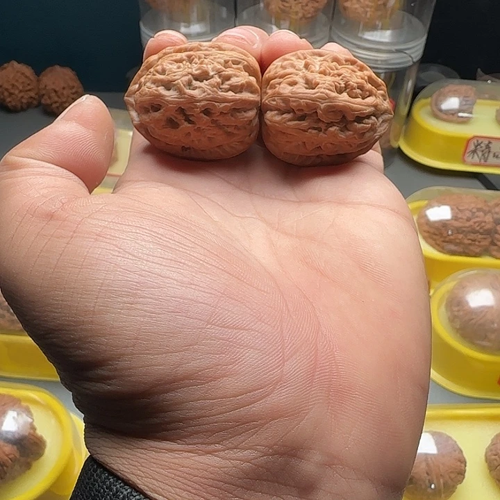 文玩核桃吊坠红锦鲤
