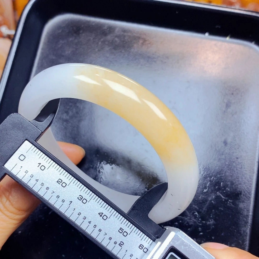 石英质玉（黄龙玉）未镶嵌颈饰