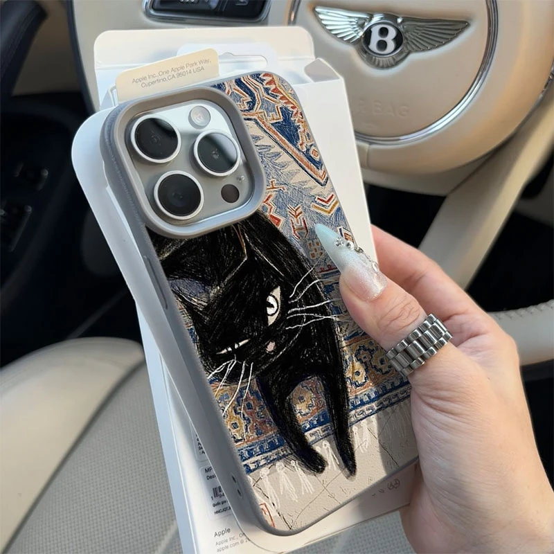吉普赛黑猫适用苹果16p/15手机壳iPhone14promax13荔枝纹12防摔11