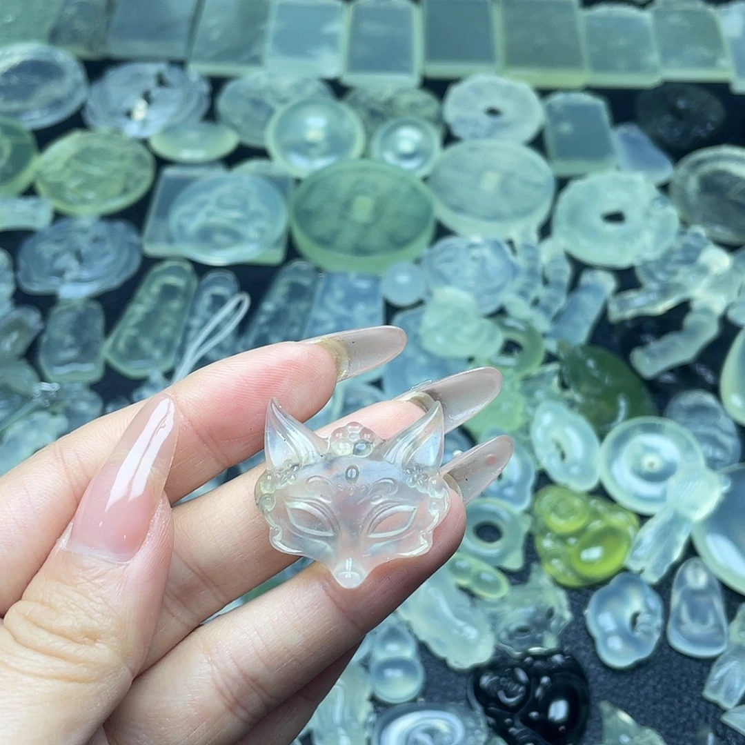 岫玉未镶嵌颈饰狐狸面具