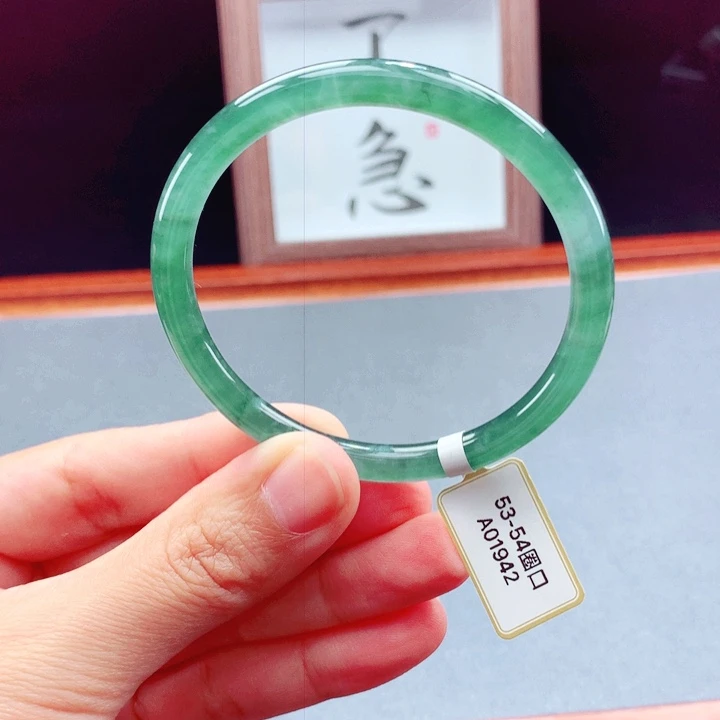 未镶嵌手镯翡翠圆镯