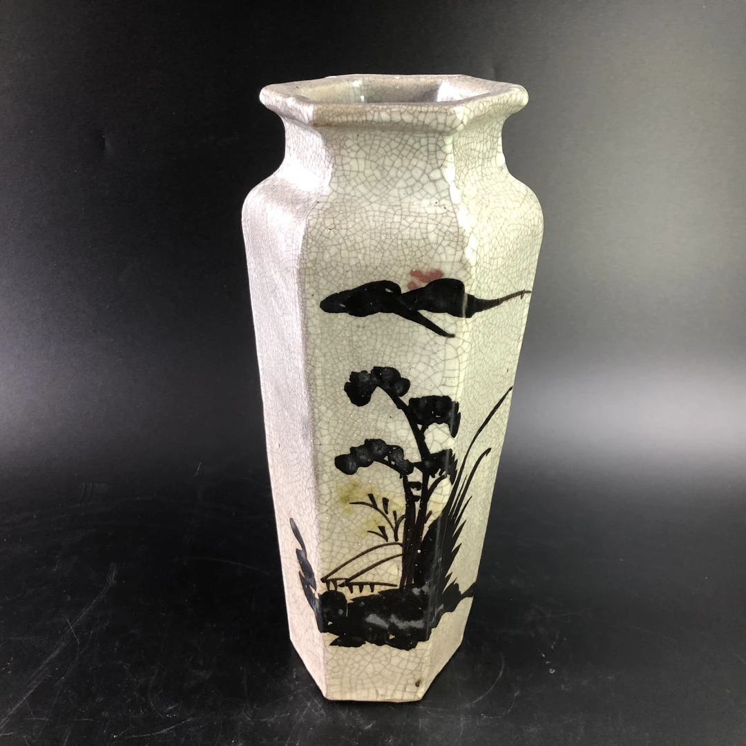 A1500清中期哥釉花卉纹六方瓶 高：31.5cm