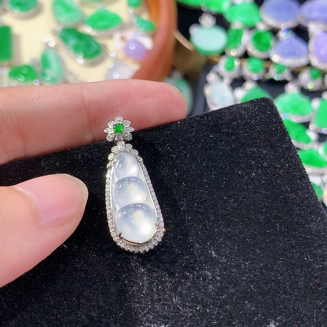 翡翠18K金镶嵌颈饰