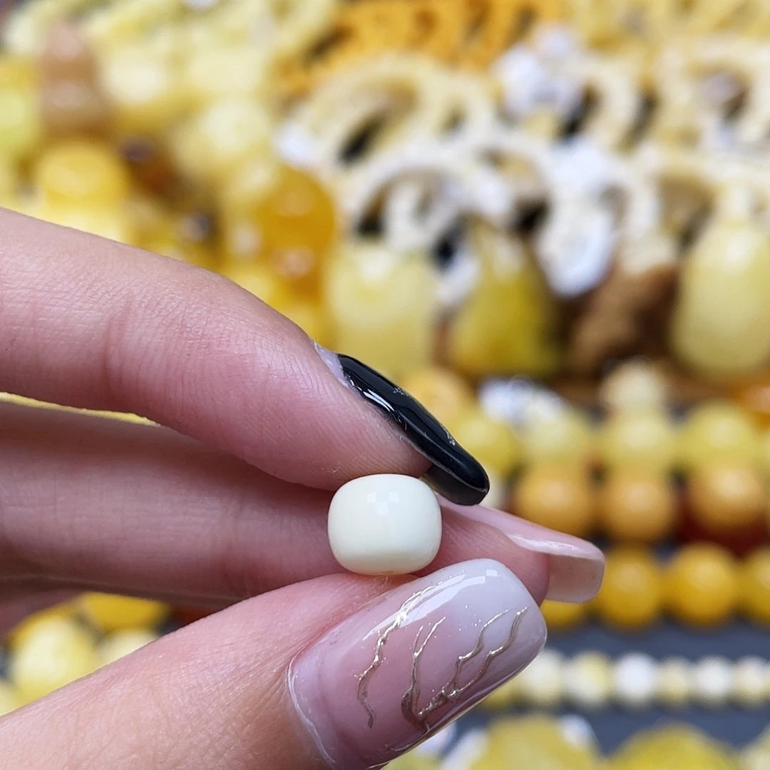 龙***仔琥珀未镶嵌裸石8.2*6.8mm老型珠蜜蜡 瑕