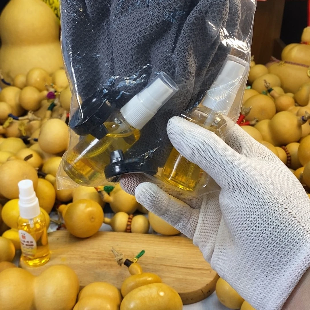 一副菠萝手套 两瓶文玩橄榄油 两个底座