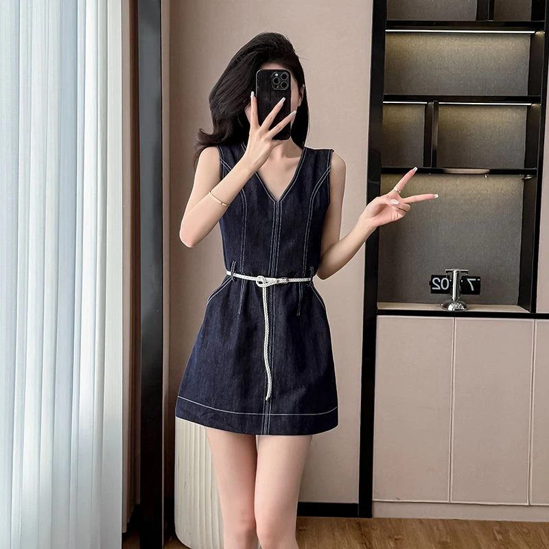 蓝色无袖V领连衣裙女夏收腰显瘦a字短款背心裙小个子高级感牛仔裙