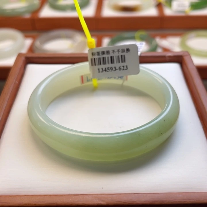 【闪购商品】未镶嵌手镯和田玉芬*