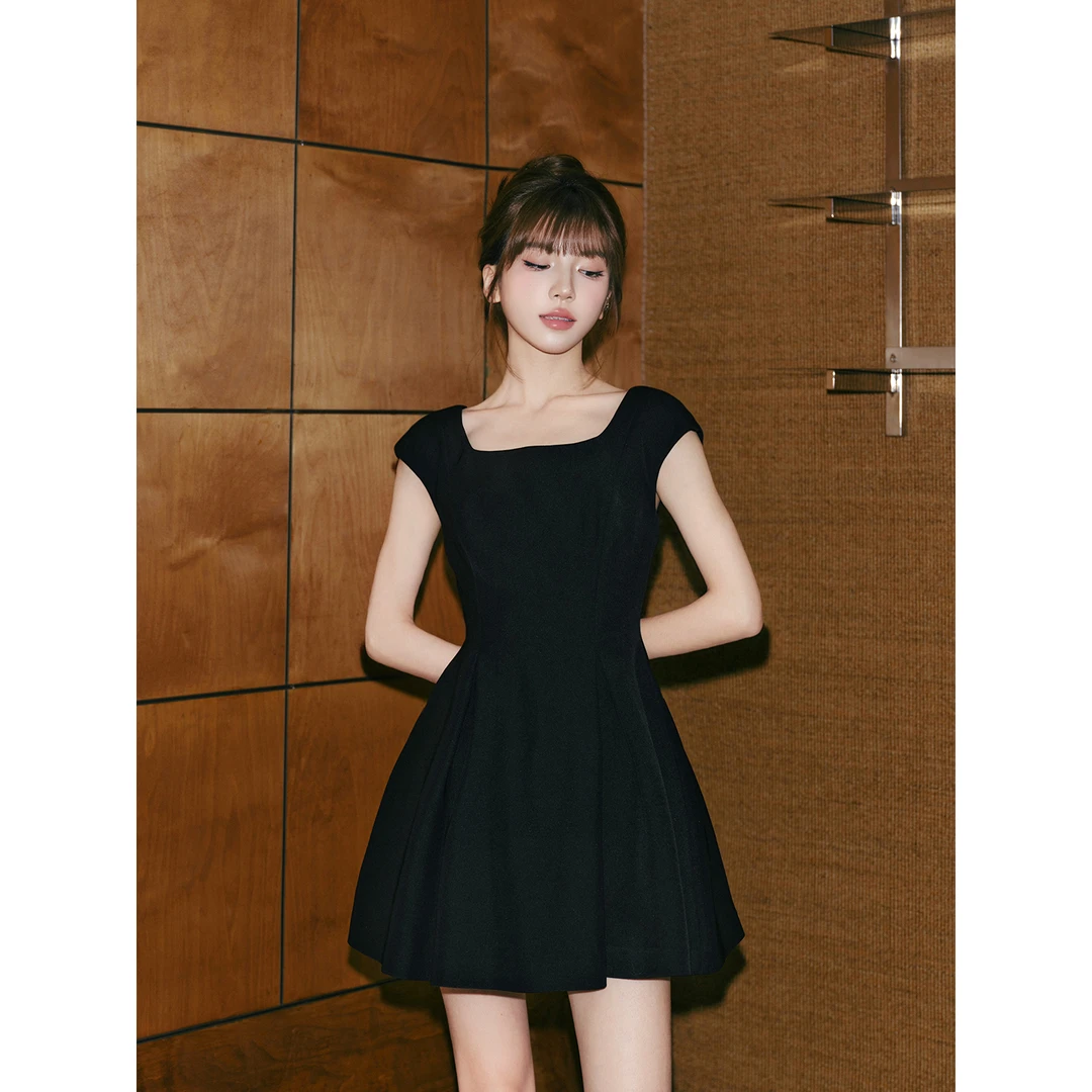 AVENEMENT小方领包肩a字连衣裙高级感气质收腰显瘦小黑裙女