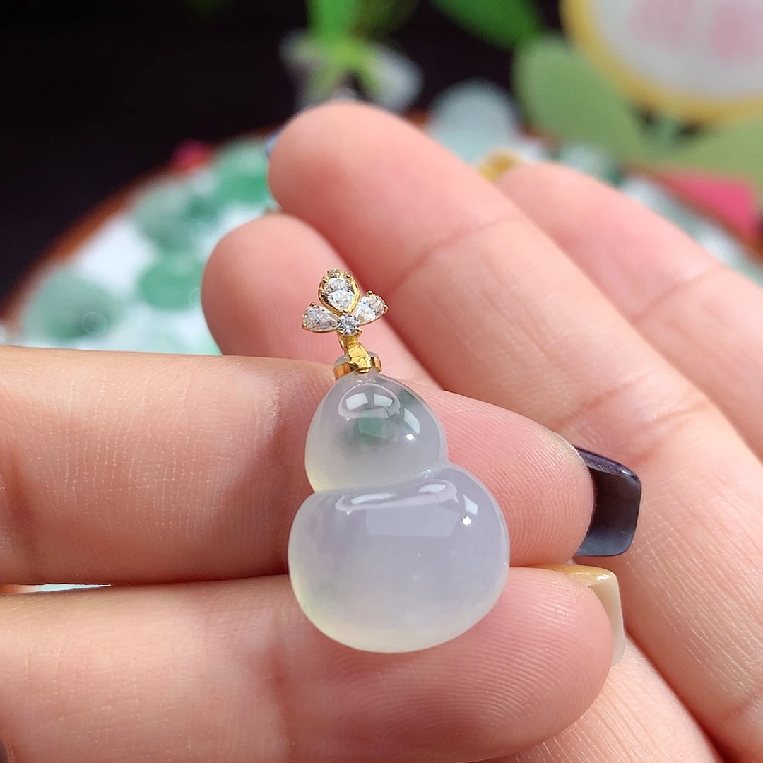 翡翠未镶嵌颈饰葫芦