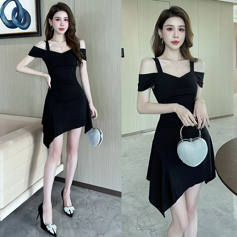 新款吊带小黑裙V领收腰皱褶修身小众设计连衣裙甜美可爱风格衣服
