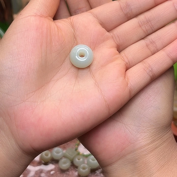 向***暖和田玉未镶嵌颈饰