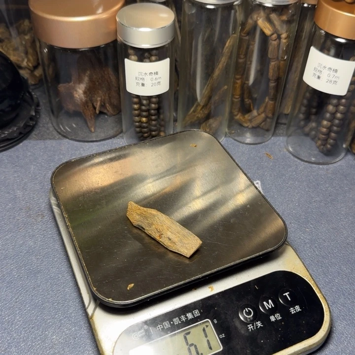 木欧****海南白棋沉水块料6克
