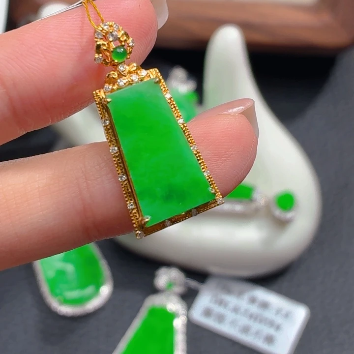 颈饰18K金镶嵌翡翠