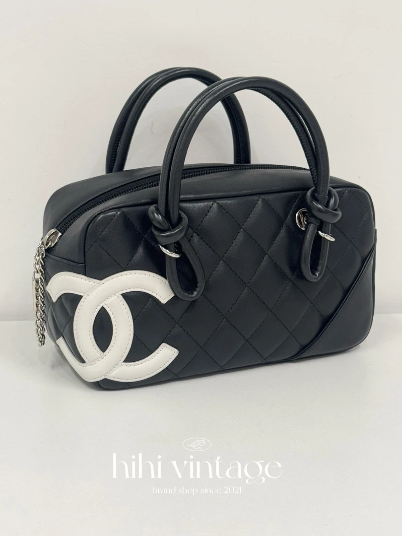 95新 Chanel/香奈儿 Chanel 黑白康鹏牛皮枕头包 10开18644405