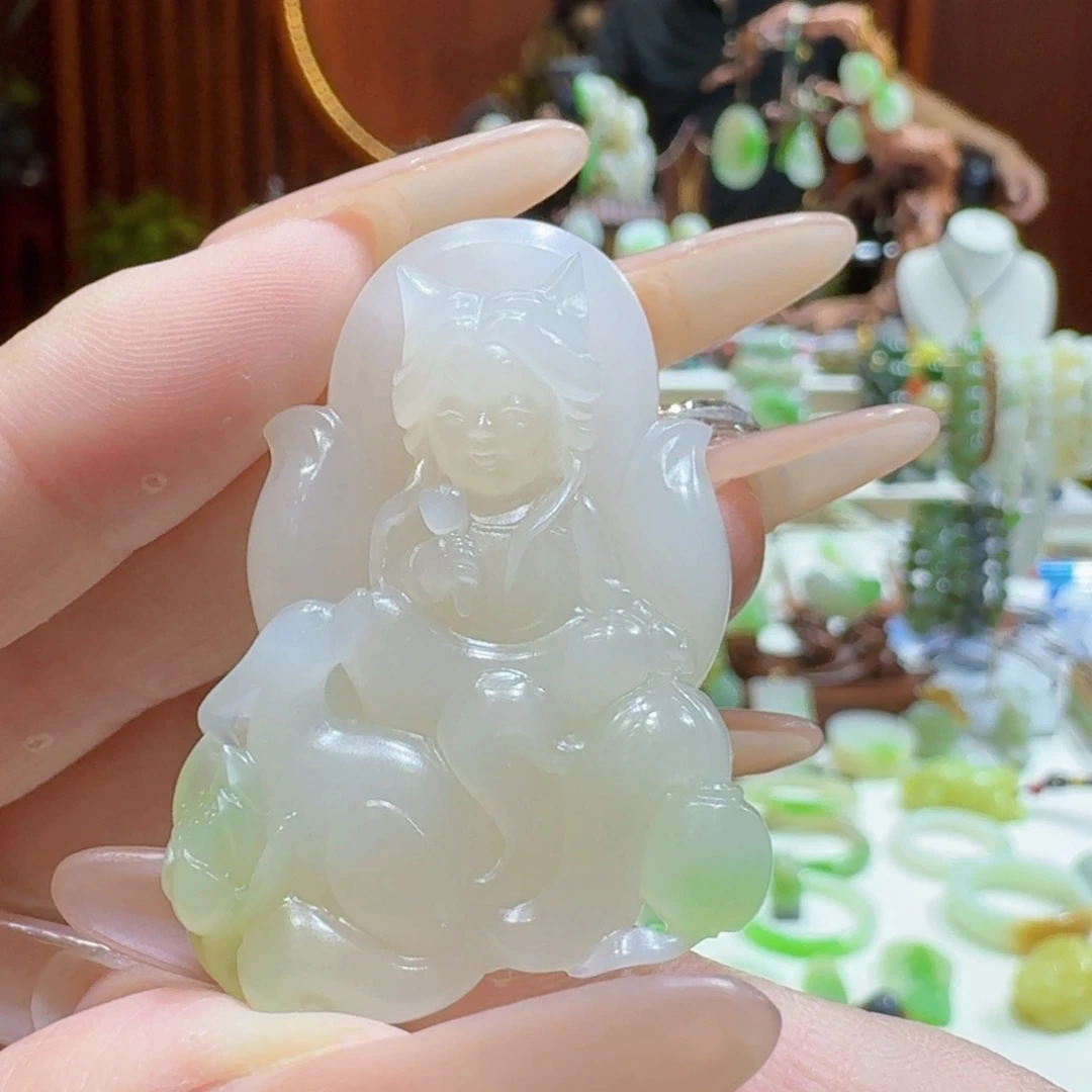 和田玉未镶嵌颈饰翠青九尾灵狐