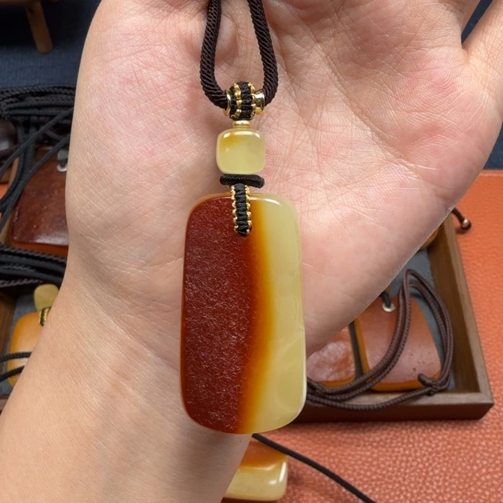 妞***咪蜜蜡未镶嵌吊坠(赠链)