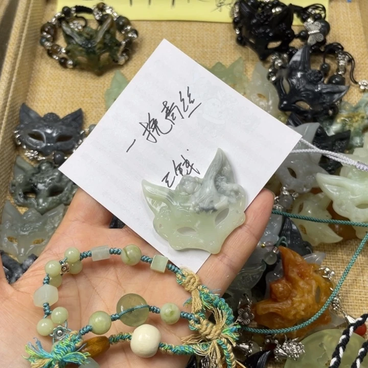 一***丝蛇纹石玉合金颈饰