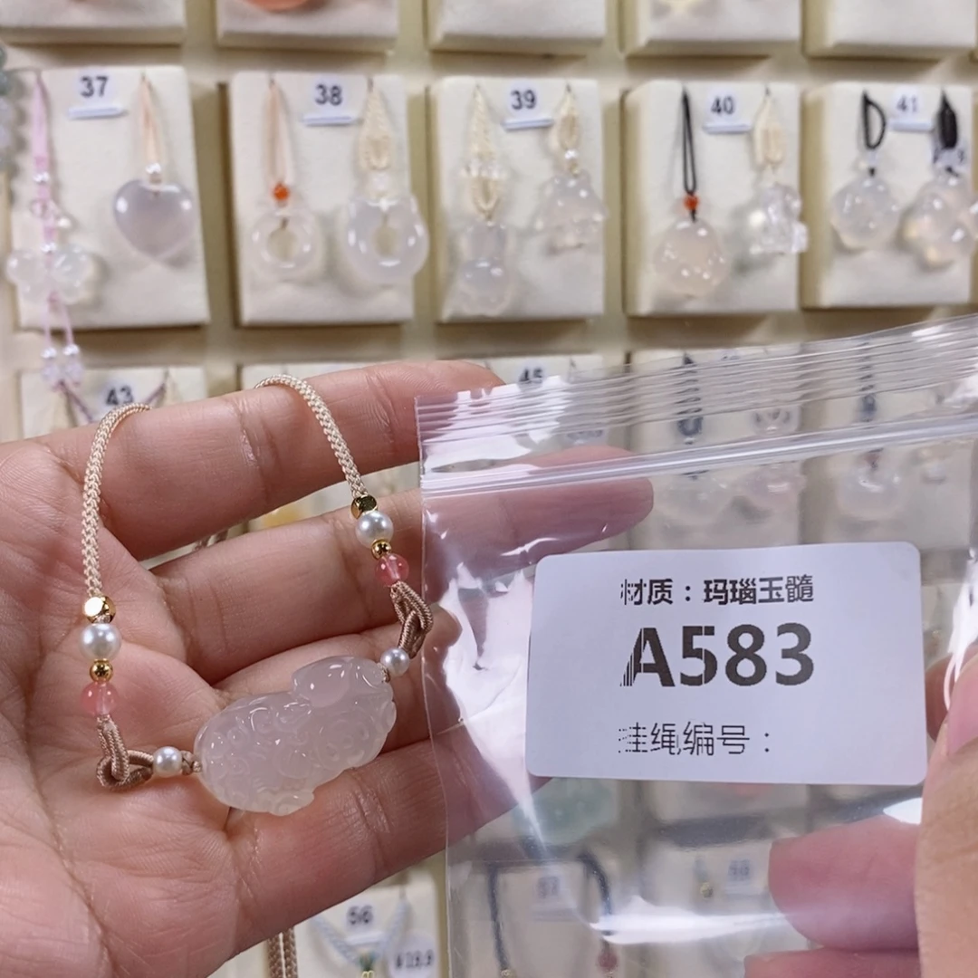 妹***y玛瑙/玉髓未镶嵌颈饰