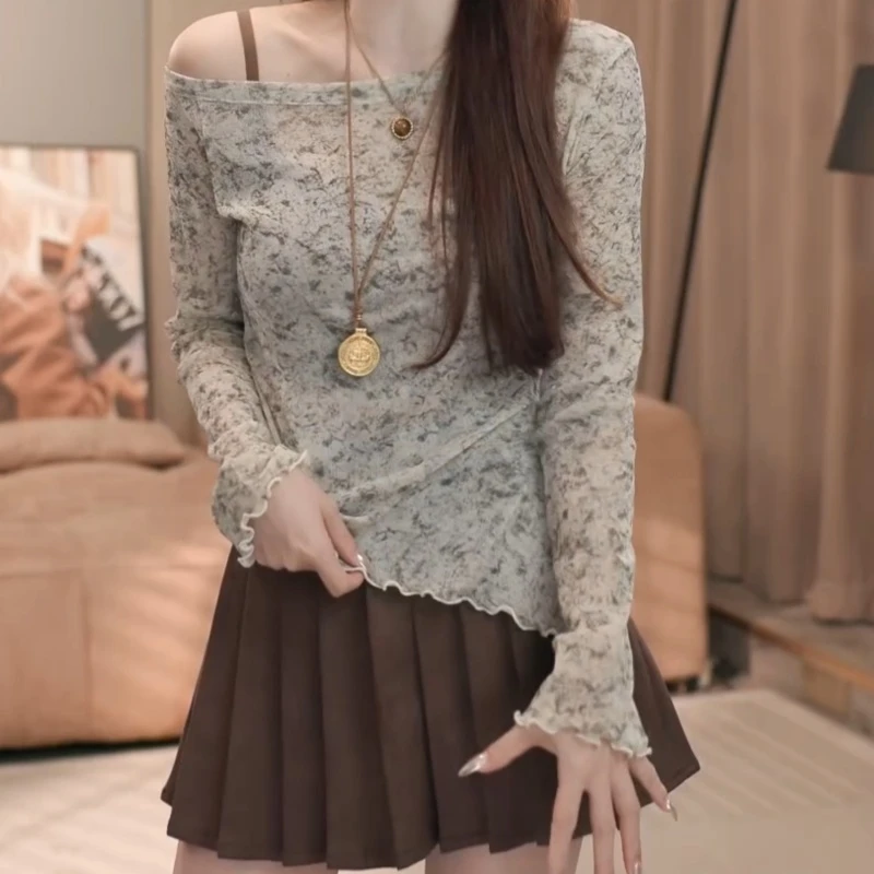 丹宁风斜领不规则领口耐脏印花打底短款长袖T恤LK2505970