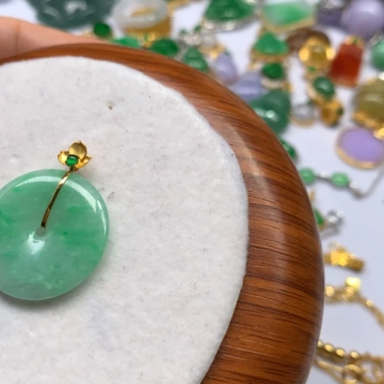 颈饰18K金镶嵌翡翠