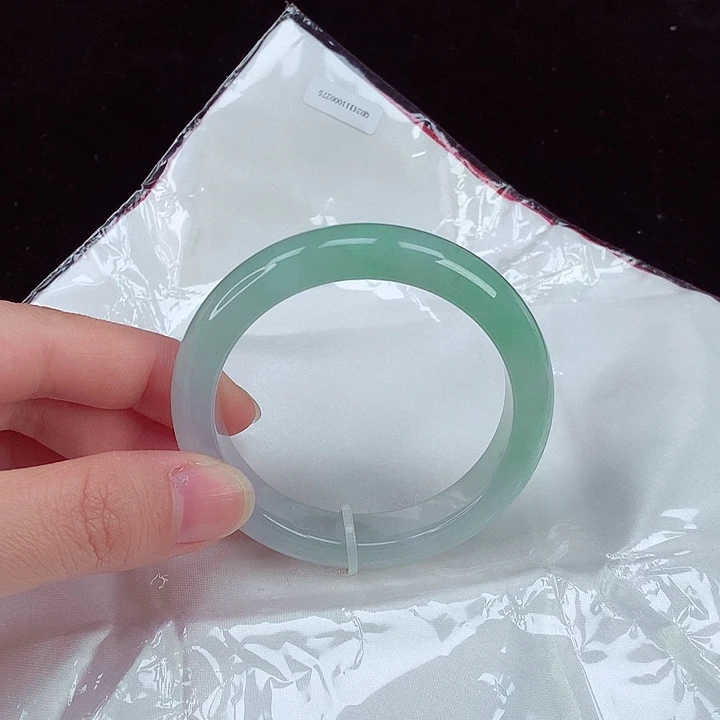 翡翠手镯未镶嵌翡翠