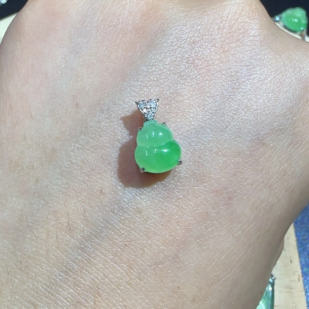 颈饰18K金镶嵌翡翠葫芦