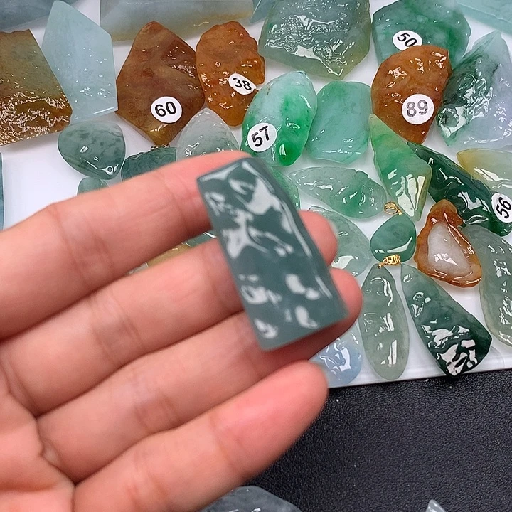 翡翠未镶嵌颈饰随型