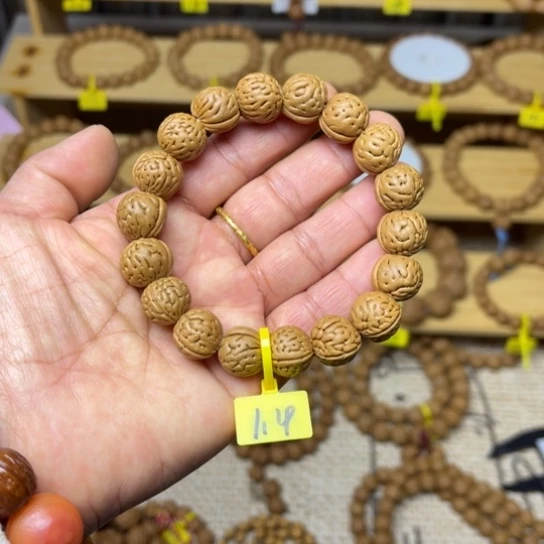 杰***！木质野生桃核手串