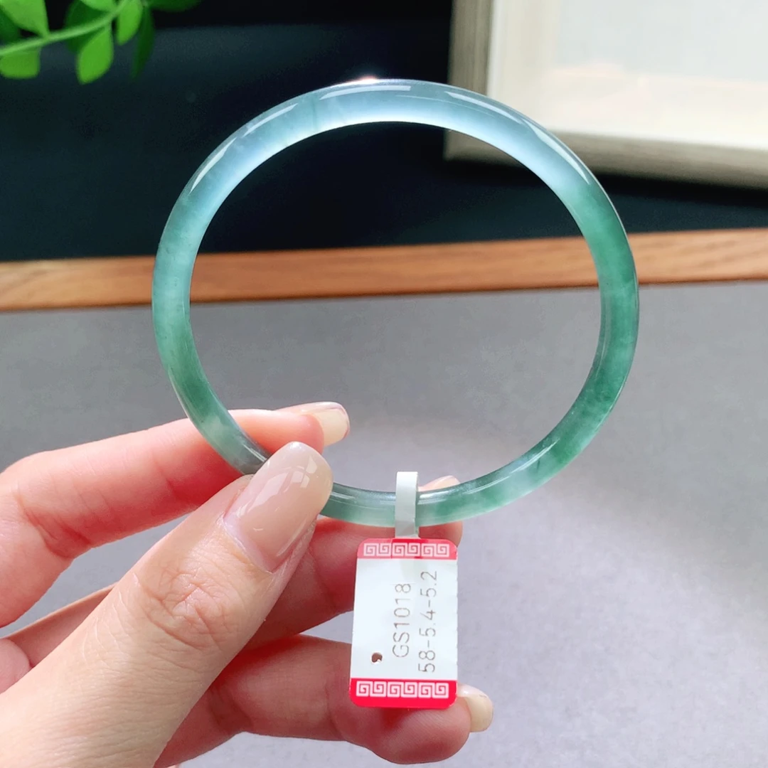 翡翠手镯未镶嵌天然翡翠